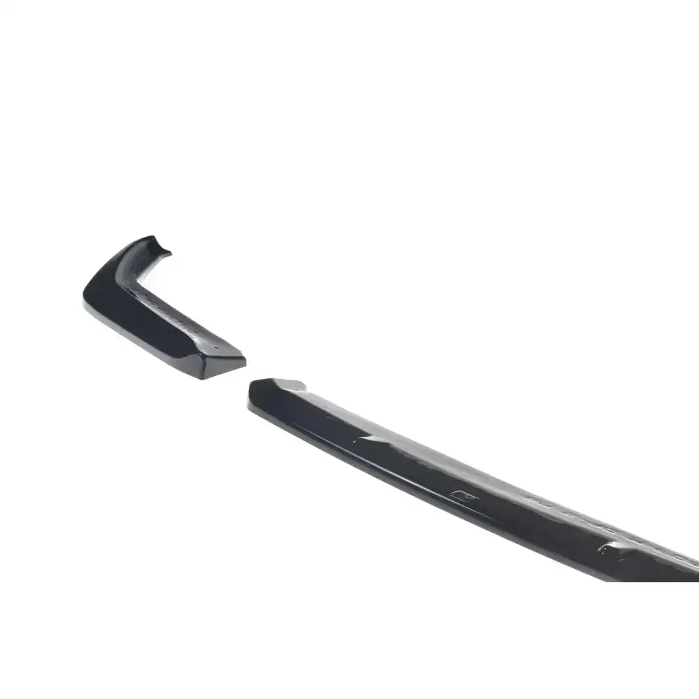 Frontleppe BMW M5 F90 V.2 i svart glanset plast, to deler sett fra skrå vinkel mot hvit bakgrunn.