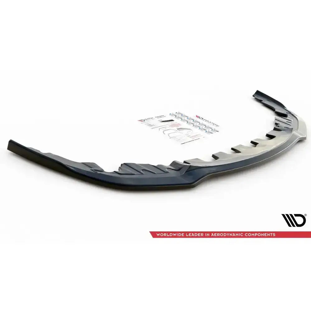Front splitter til BMW M8 Gran Coupe F93, sort plast med monteringsutstyr og instruksjoner på hvit bakgrunn.