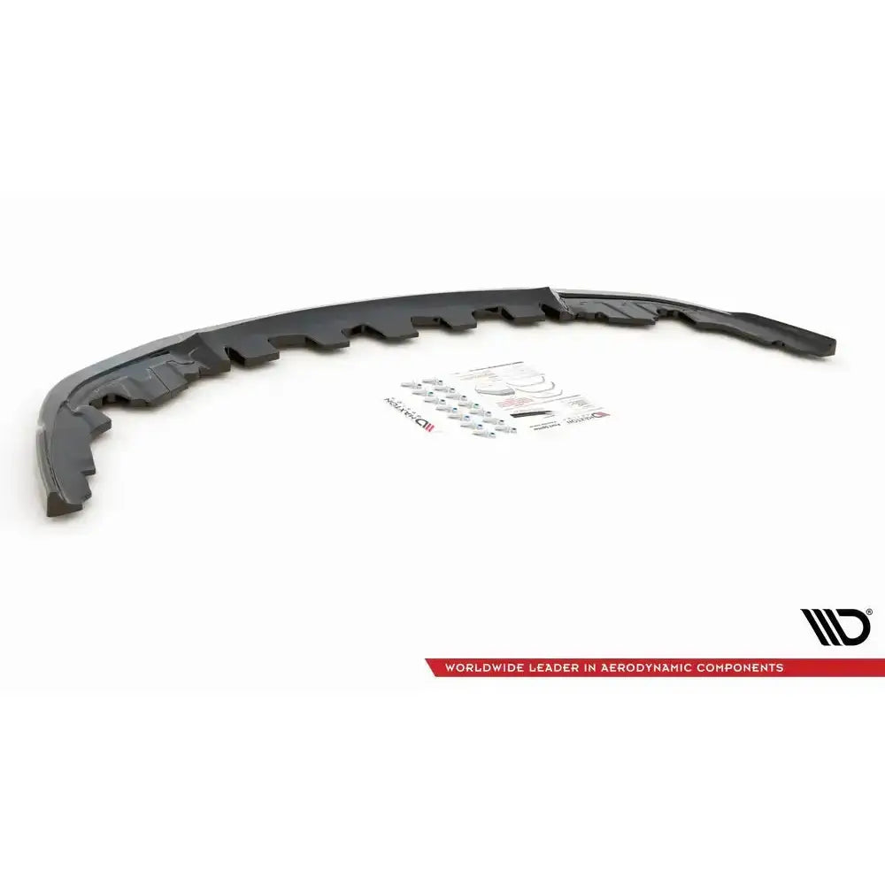 Front lip til BMW M8 Gran Coupe F93 V.2 i sort plast med vinkler, festemateriell og instruksjoner, sett ovenfra.