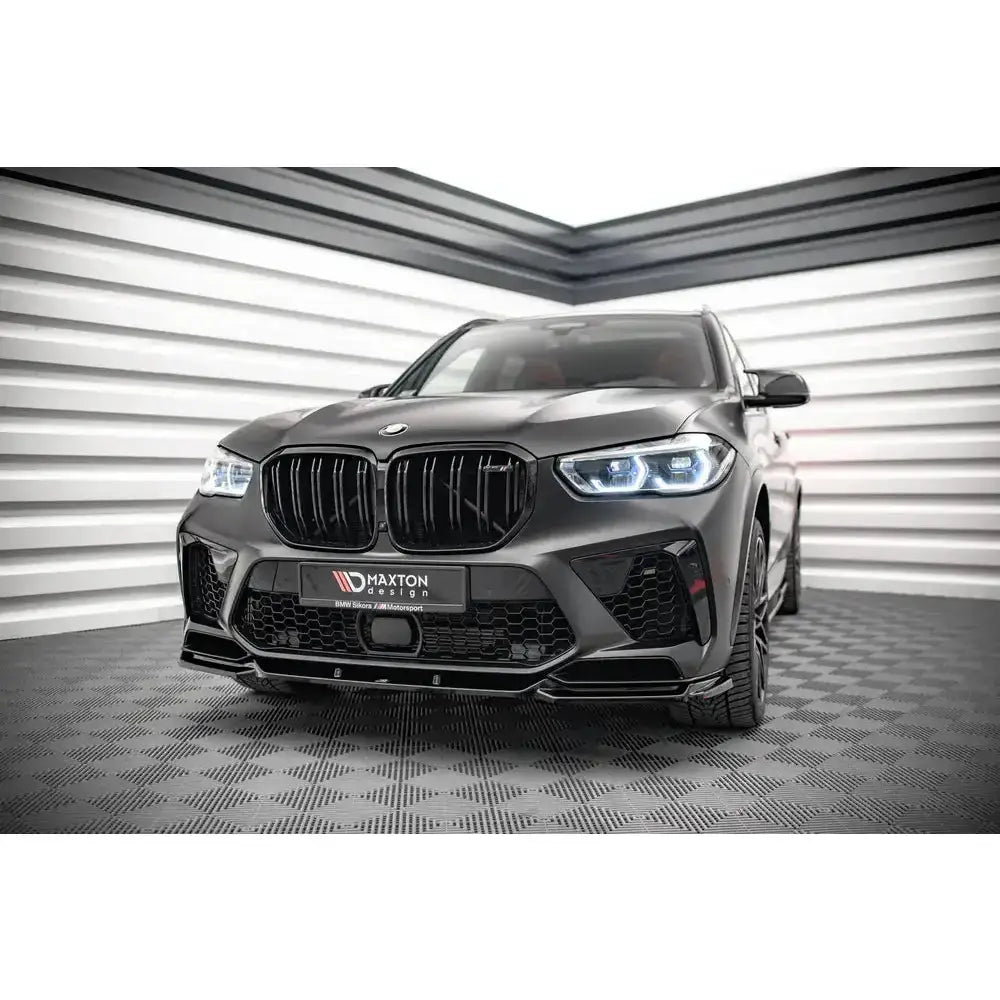 Frontspoiler BMW X5M F95 V.2 montert på svart SUV sett forfra med LED-lykter og sportslig frontfanger.