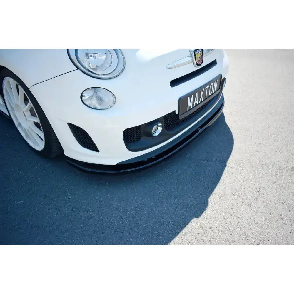 Front splitter på Fiat 500 Abarth Mk1 V.2 med sorte detaljer og hvite felger, sett skrått forfra.