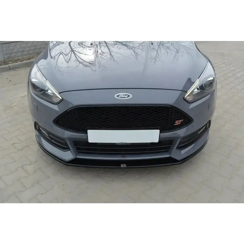 Spoiler til Ford Focus ST Mk3 Facelift V.2 montert på grå bil med sort grill og ST-emblem.