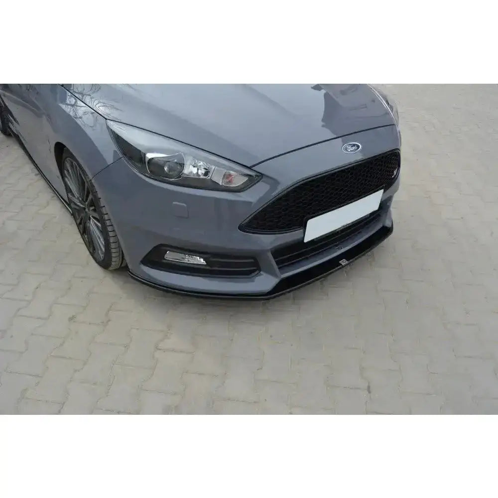 Front splitter på Ford Focus ST Mk3 Facelift med svart spoiler og sportslige felger sett forfra.