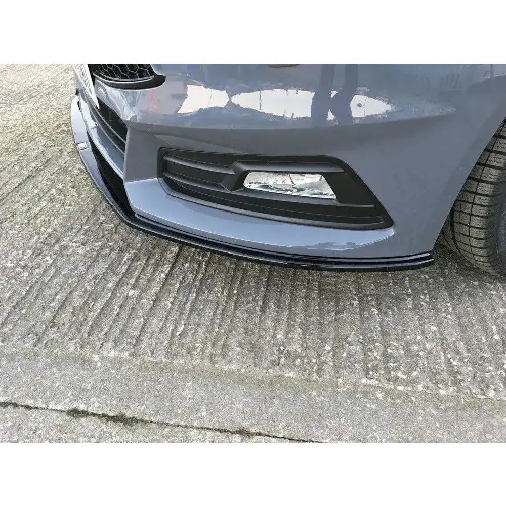 Front lip på Ford Focus ST Mk3 Facelift V.2, sort leppe under grå støtfanger på betongunderlag.