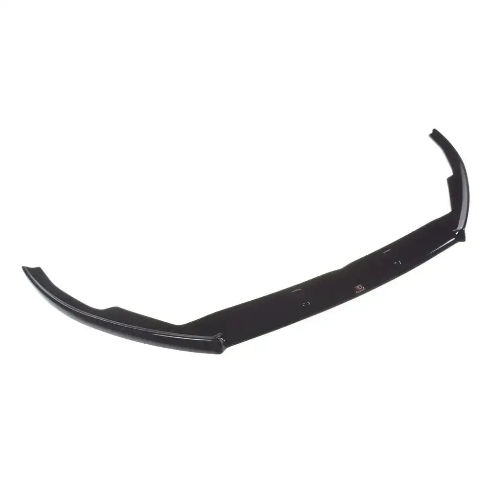 Frontspoiler Ford Focus ST / St-Line MK4 V.2 i sort blank plast, sett fra skrå vinkel mot hvit bakgrunn.