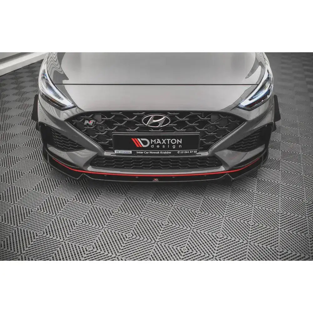 Frontleppe Hyundai I30 N Mk3 Facelift med svart grill og rød dekorlist, sett rett forfra.