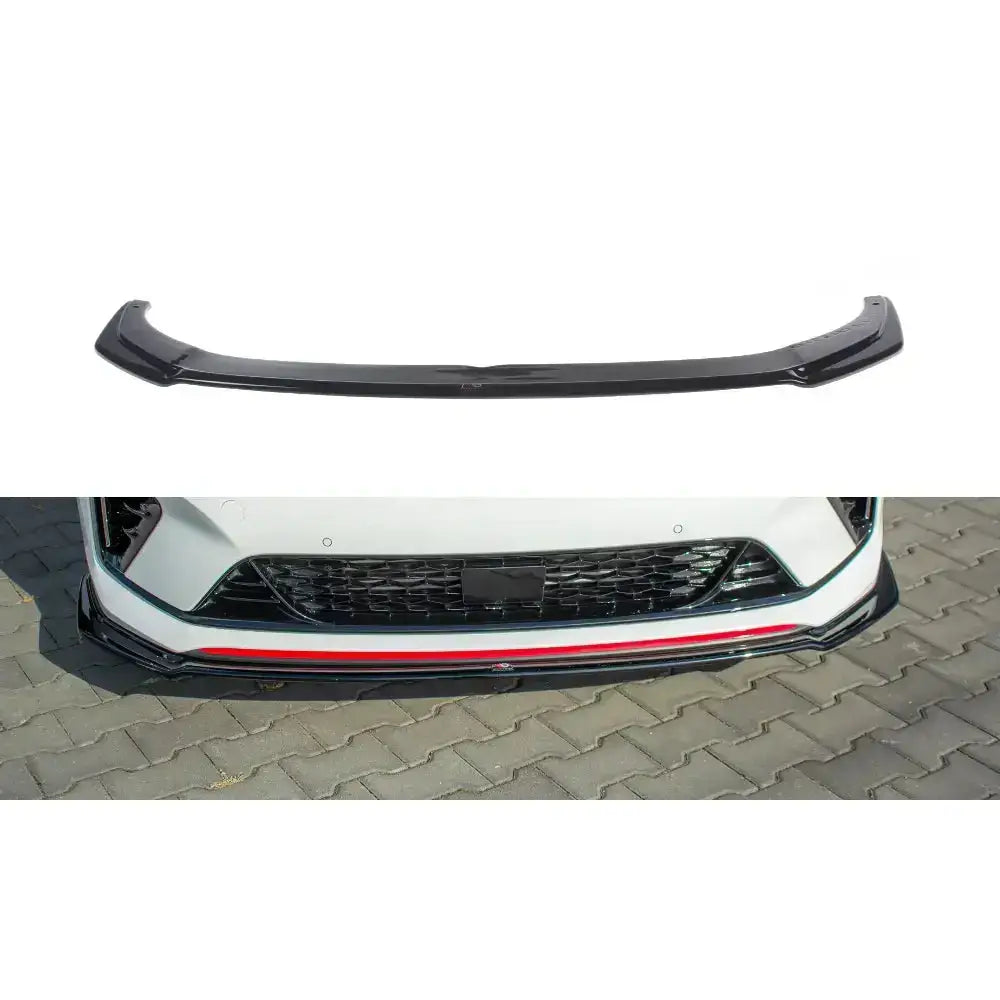 Frontspoiler til Kia Proceed GT Mk 3 V.2 i svart plast med rød stripe, montert på hvit bil.