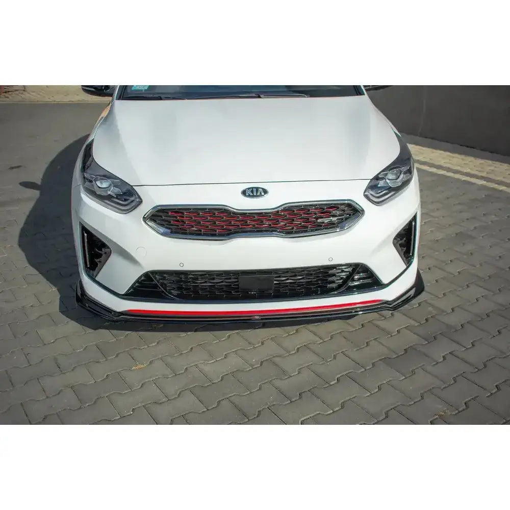 Frontleppe på Kia Proceed GT Mk 3 V.2 med sort og rød grill samt svart frontsplitter med rød detalj.