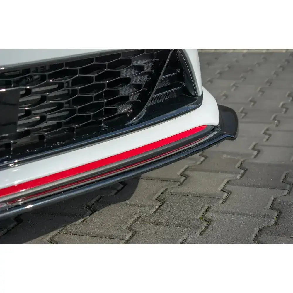 Frontspoiler til Kia Proceed GT Mk 3 V.2 i hvitt med rød stripe og svart grill, nærbilde på brostein.