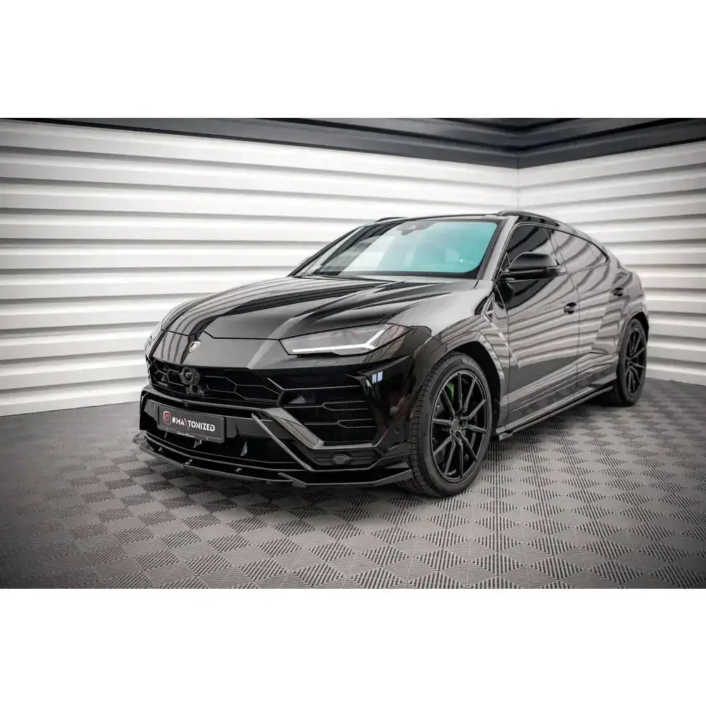 Front splitter på Lamborghini Urus Mk1 med sorte felger og markante karosserilinjer i lyst rom.