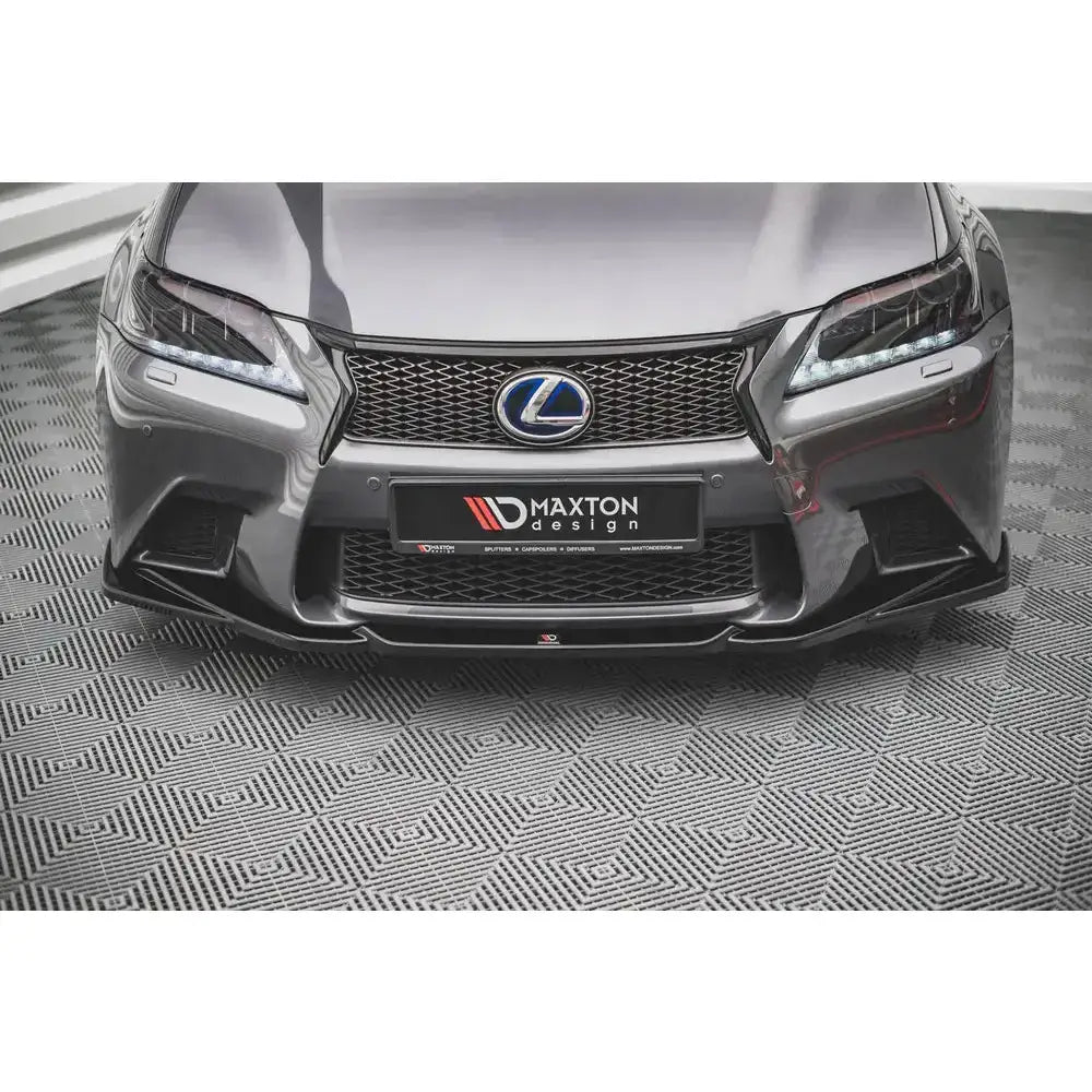 Spoiler til Lexus GS F Sport Mk4 V.2 på mørk grå bil med store luftinntak og markert emblem.
