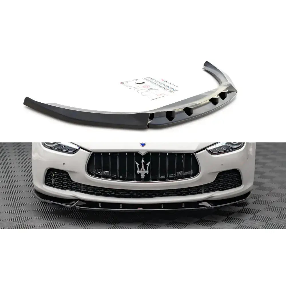 Frontspoiler Maserati Ghibli Mk3 V.2 13- i sort plast med markerte vinger, sett skrått montert på bilfront.