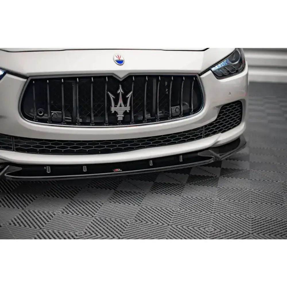Spoiler til Maserati Ghibli Mk3 V.2, nærbilde av front med sort grill og blank sort frontsplitter.