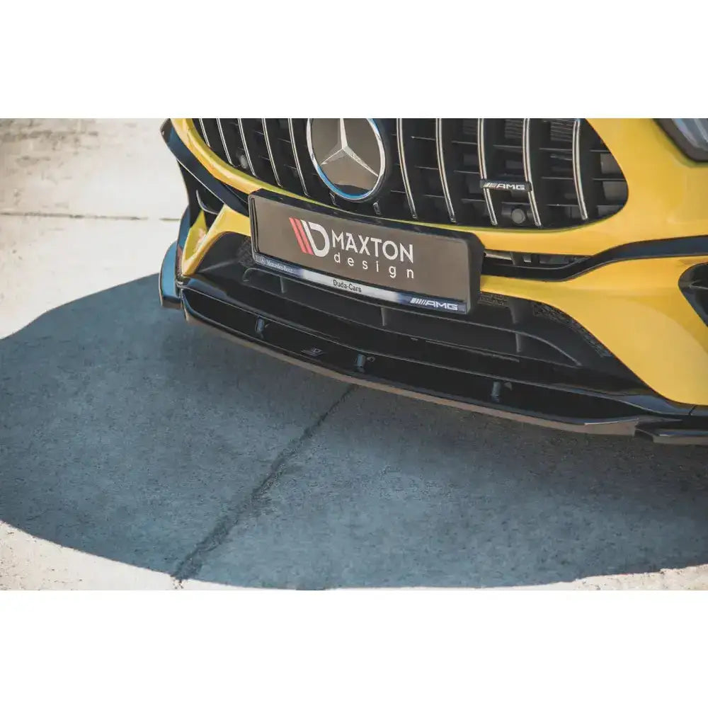 Front splitter til Mercedes 45 S W177 V.2 i sort plast montert foran på gul bil med Maxton-skilt.