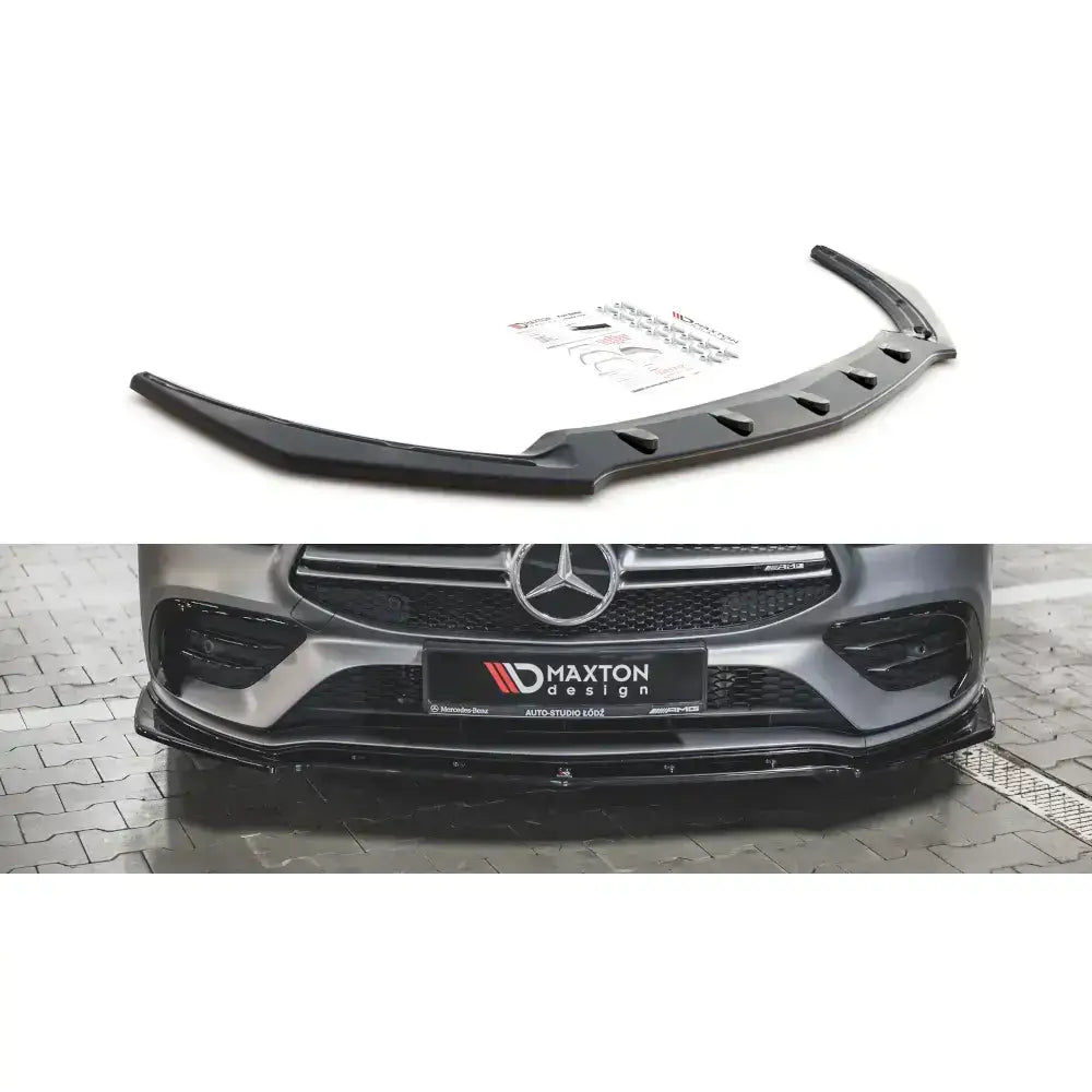 Frontspoiler Mercedes CLA 35 V.2 Aero C118 sort plast, vist fra toppvinkel og montert på bil, med festemateriell.