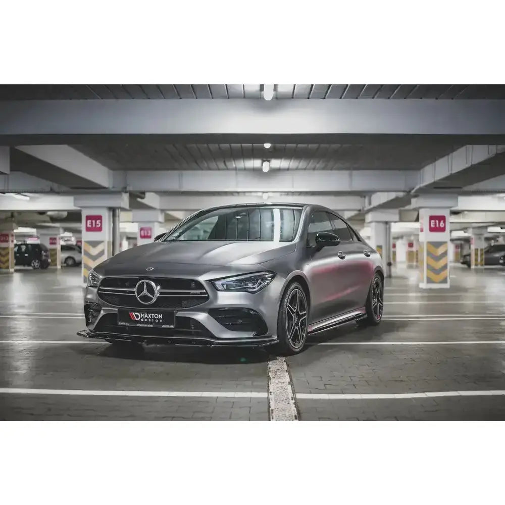 Frontleppe på Mercedes CLA 35 V.2 Aero C118, sølv metallic med sorte felger i parkeringshus.