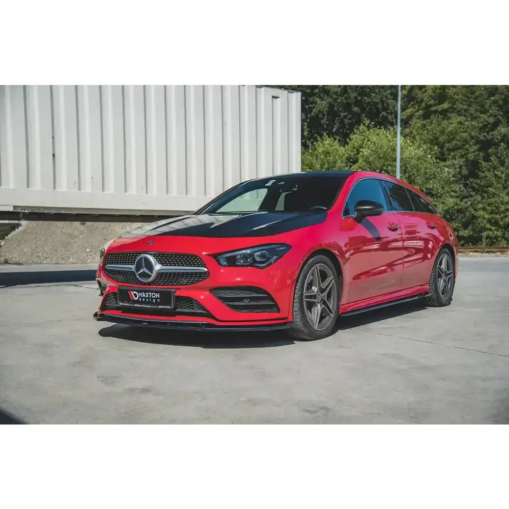 Frontleppe på rød Mercedes CLA C118 V.2 Amg-Line sett fra venstre forhjørne med sorte detaljer.