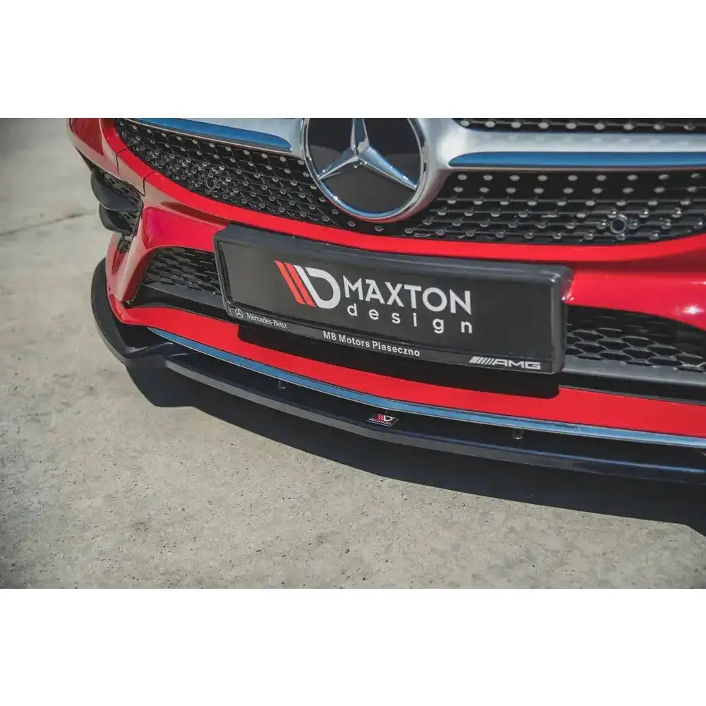 Spoiler på Mercedes CLA C118 V.2 Amg-Line, nærbilde av sort frontsplitter og kromdetaljer.