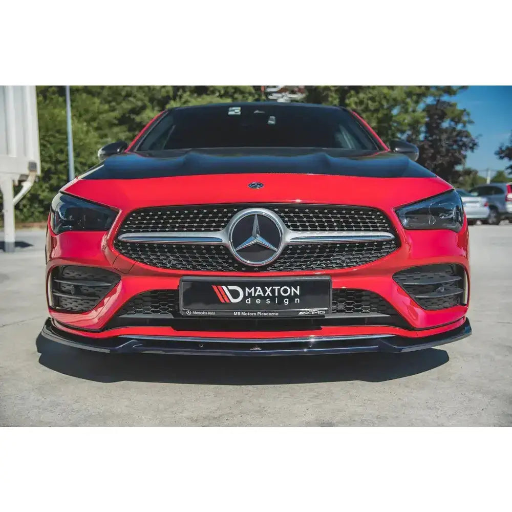 Front lip på rød Mercedes CLA C118 V.2 Amg-Line med sort splitter og kromdetaljer foran.