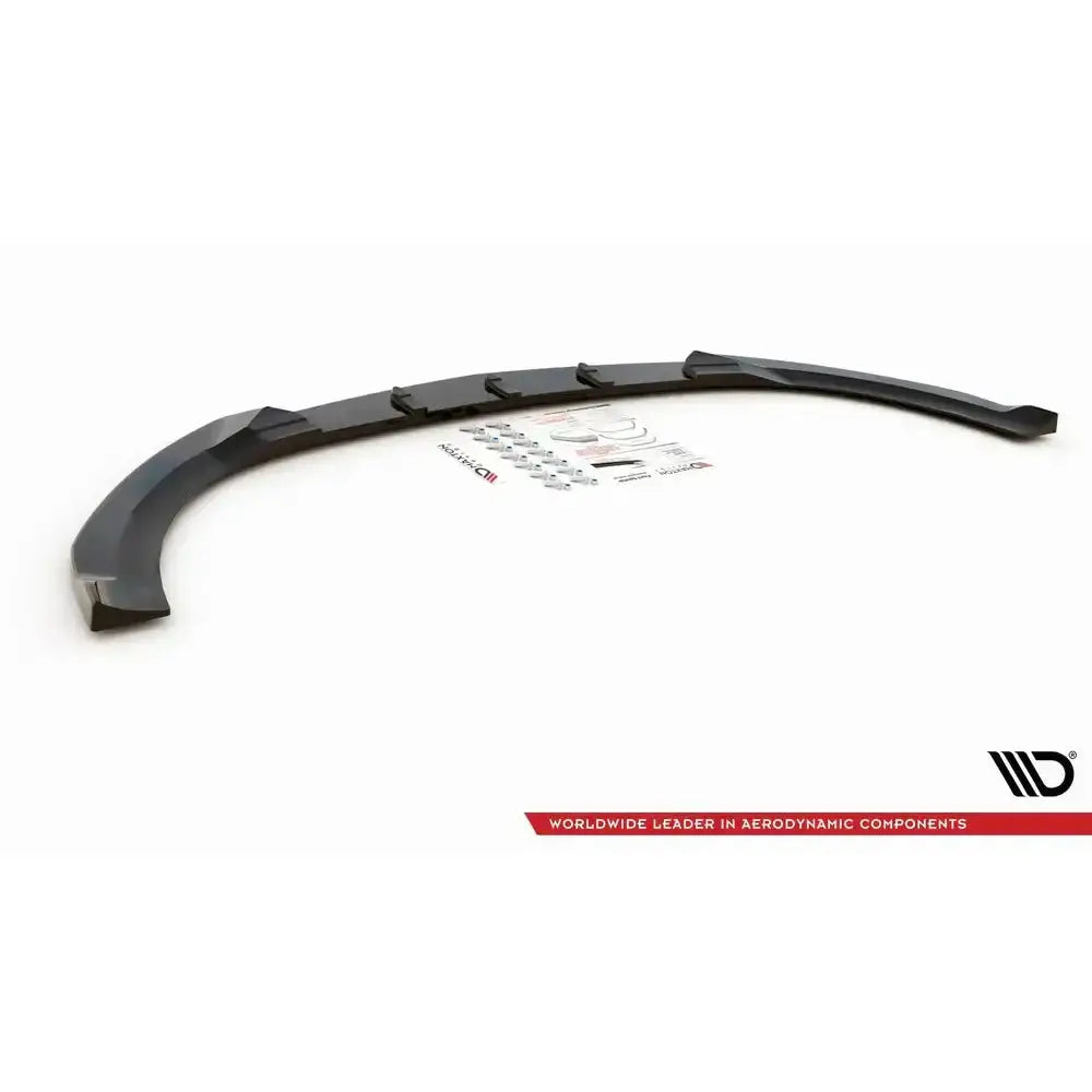 Frontleppe Mercedes CLA C118 V.2 Amg-Line sett ovenfra med monteringsdeler og instruksjoner på hvit bakgrunn.