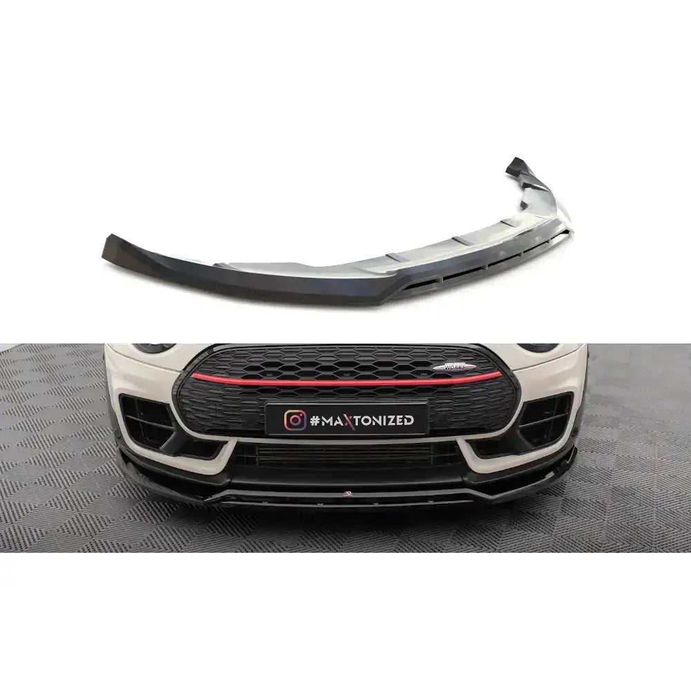 Frontspoiler Mini Cooper Clubman F54 Facelift V.2 i svart plast, montert på hvit bil med sporty design.