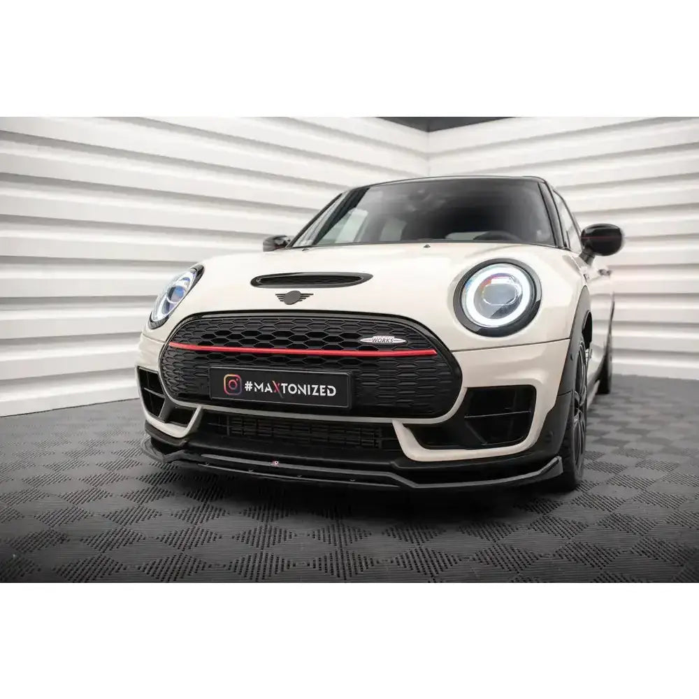 Front splitter på Mini Cooper Clubman F54 Facelift V.2 med sort grill og rød detaljlinje.
