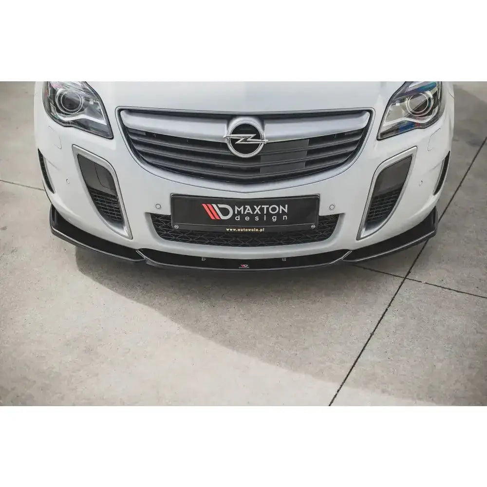 Front splitter på hvit Opel Insignia MK. 1 OPC Facelift med sort spoiler og Maxton Design-logo.