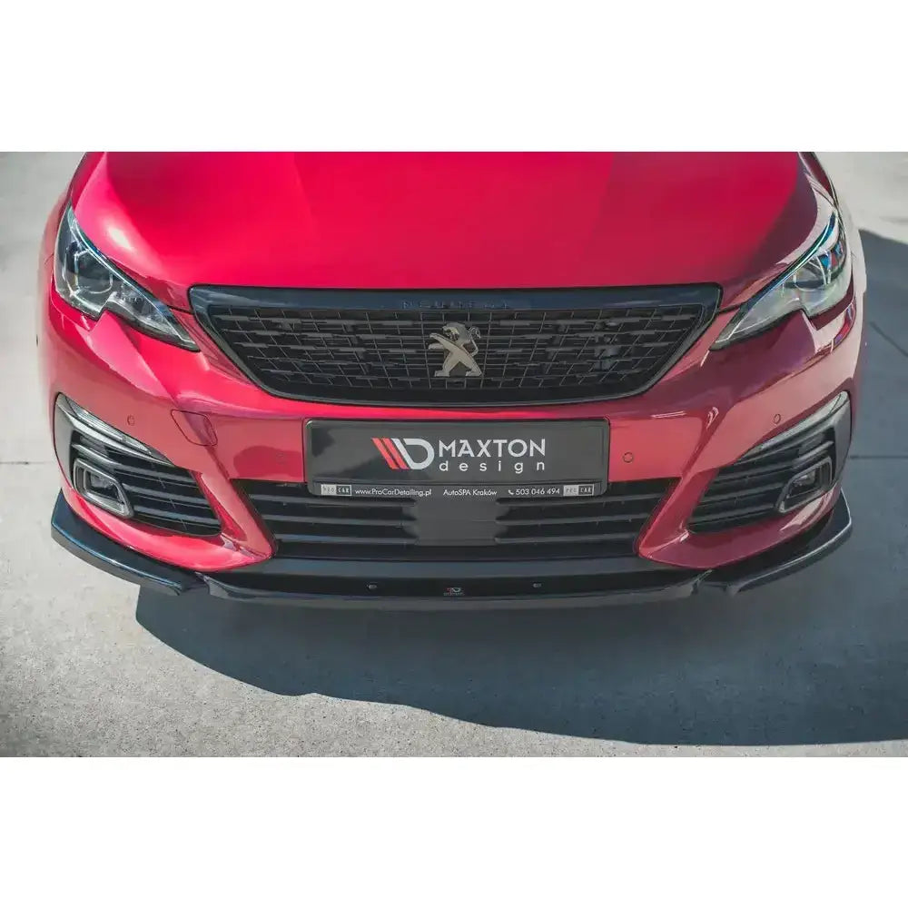Front lip på Peugeot 308 GT Mk2 Facelift V.2 med svart splitter og Maxton Design-logo på grillen.