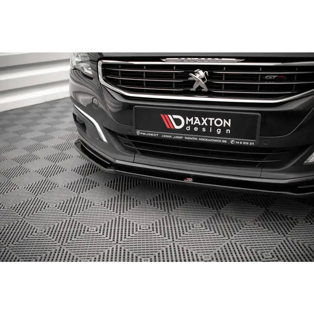 Front splitter til Peugeot 508 GT Mk1 Facelift, blank svart finish sett forfra på geometrisk gulv.