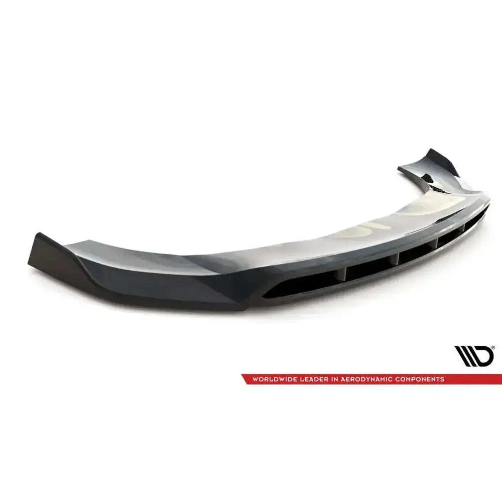 Front lip til Porsche Macan Mk1 Facelift 18-21 V.2, svart og buet med luftkanaler, sett fra skrå vinkel.