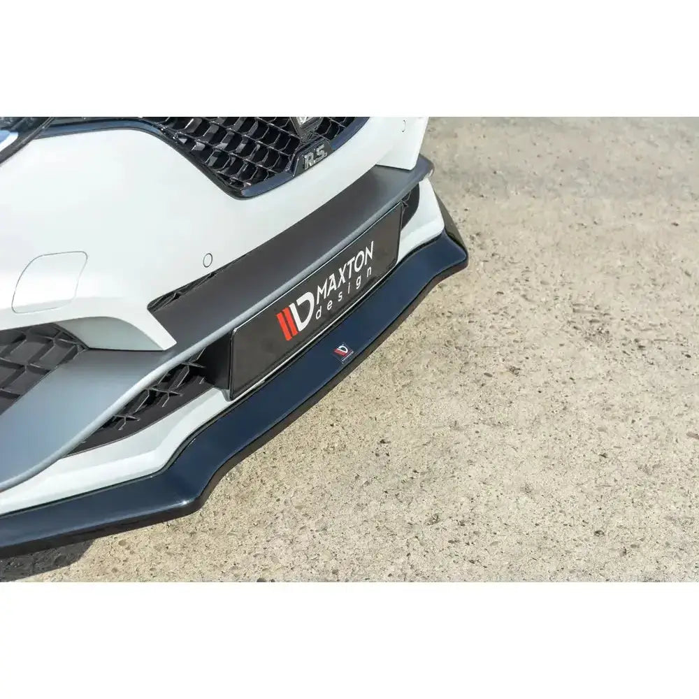 Spoiler til Renault Megane IV Rs V.2 i sort plast montert foran på hvit bil, Maxton Design-logo synlig.