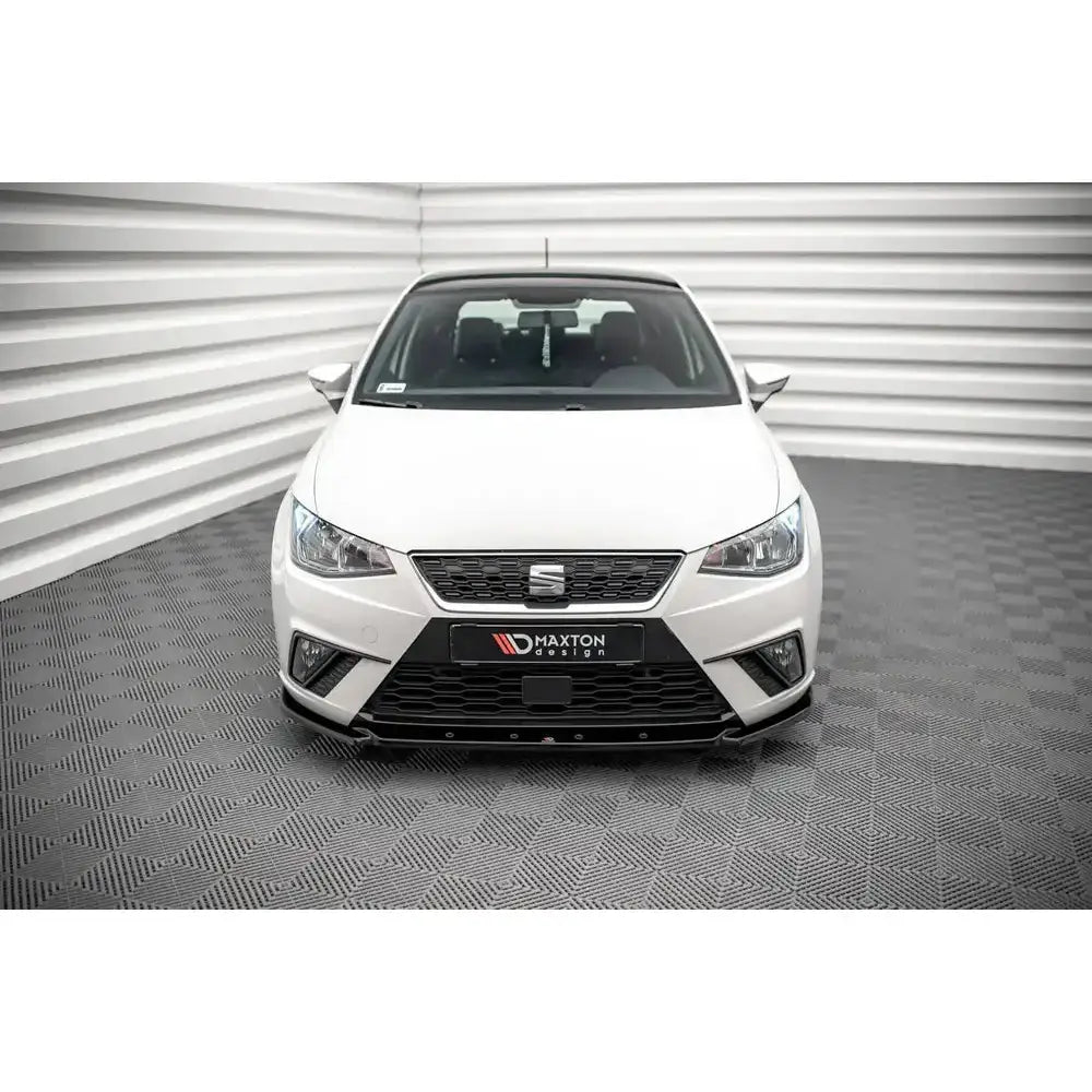 Spoiler til Seat Ibiza Mk5 V.2 montert på hvit bil sett forfra med sort grill og Maxton Design-skilt.