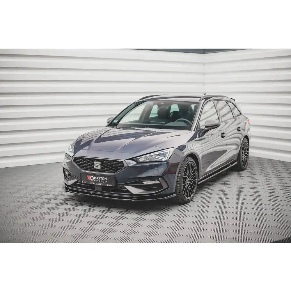 Frontleppe på Seat Leon FR Mk4 V.2 montert på mørkgrå stasjonsvogn med svarte felger i studio.