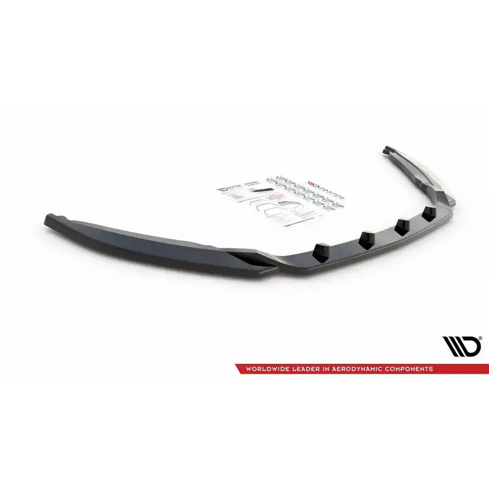 Front splitter Skoda Octavia Mk3 Facelift V.2 sett skrått ovenfra med monteringsutstyr på hvit bakgrunn.