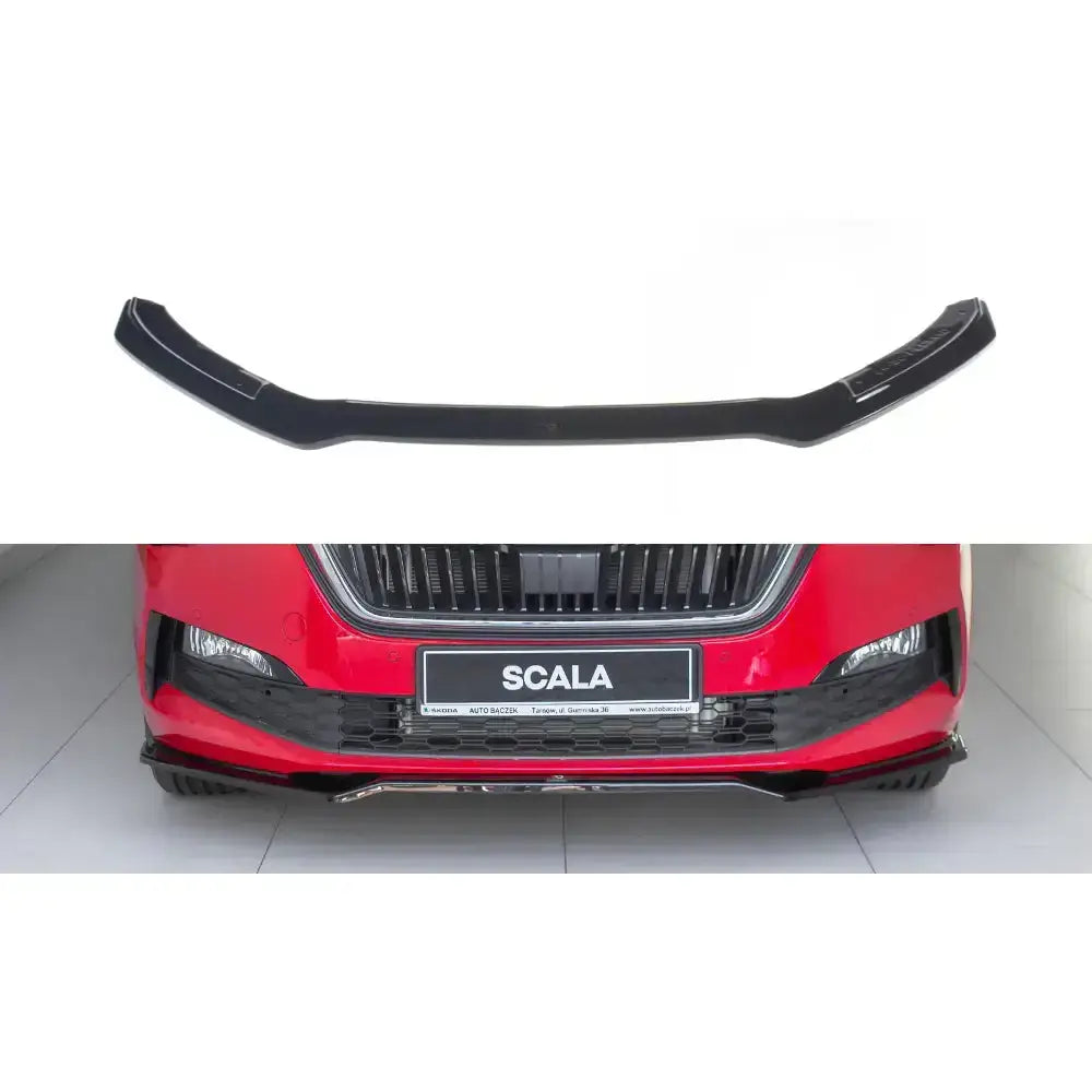 Frontspoiler til Skoda Scala V.2 i sort plast montert på rød bilfront, sett rett forfra.