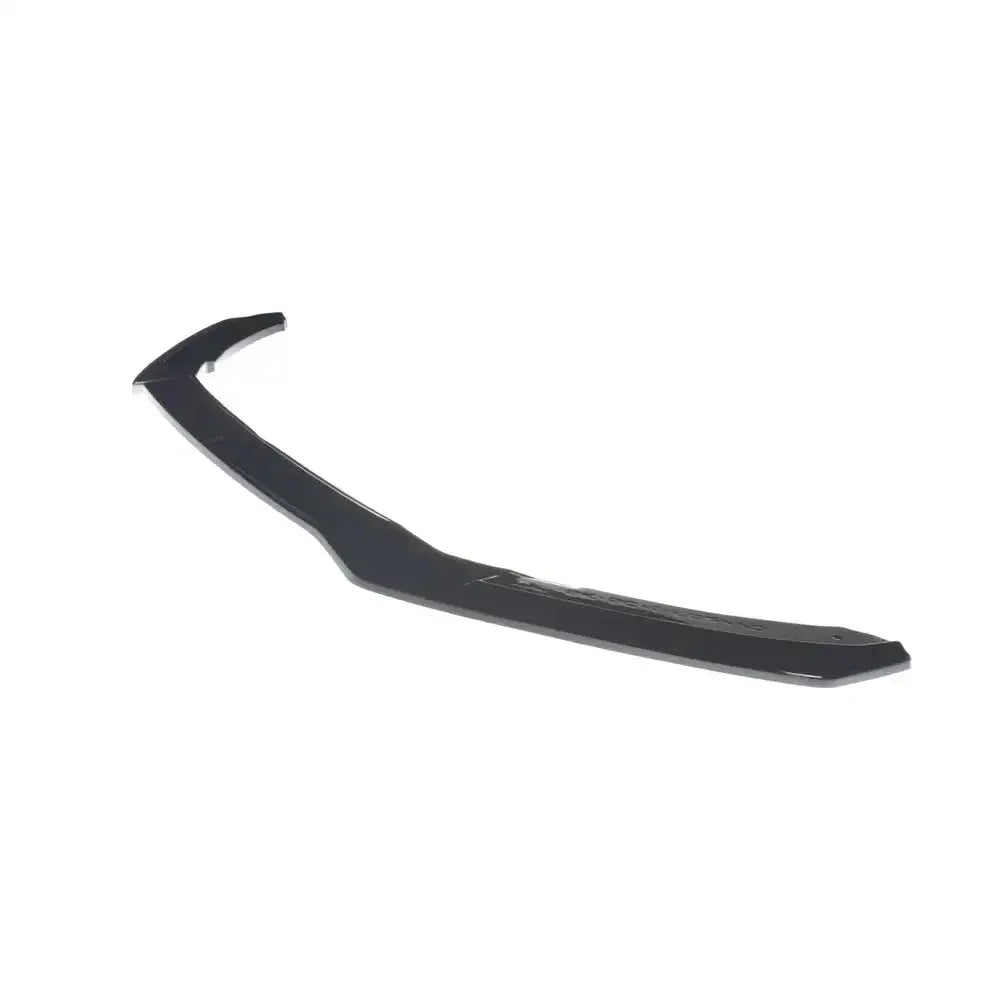 Frontspoiler Skoda Scala V.2 sett fra siden med rette kanter og skrå detaljer mot hvit bakgrunn.