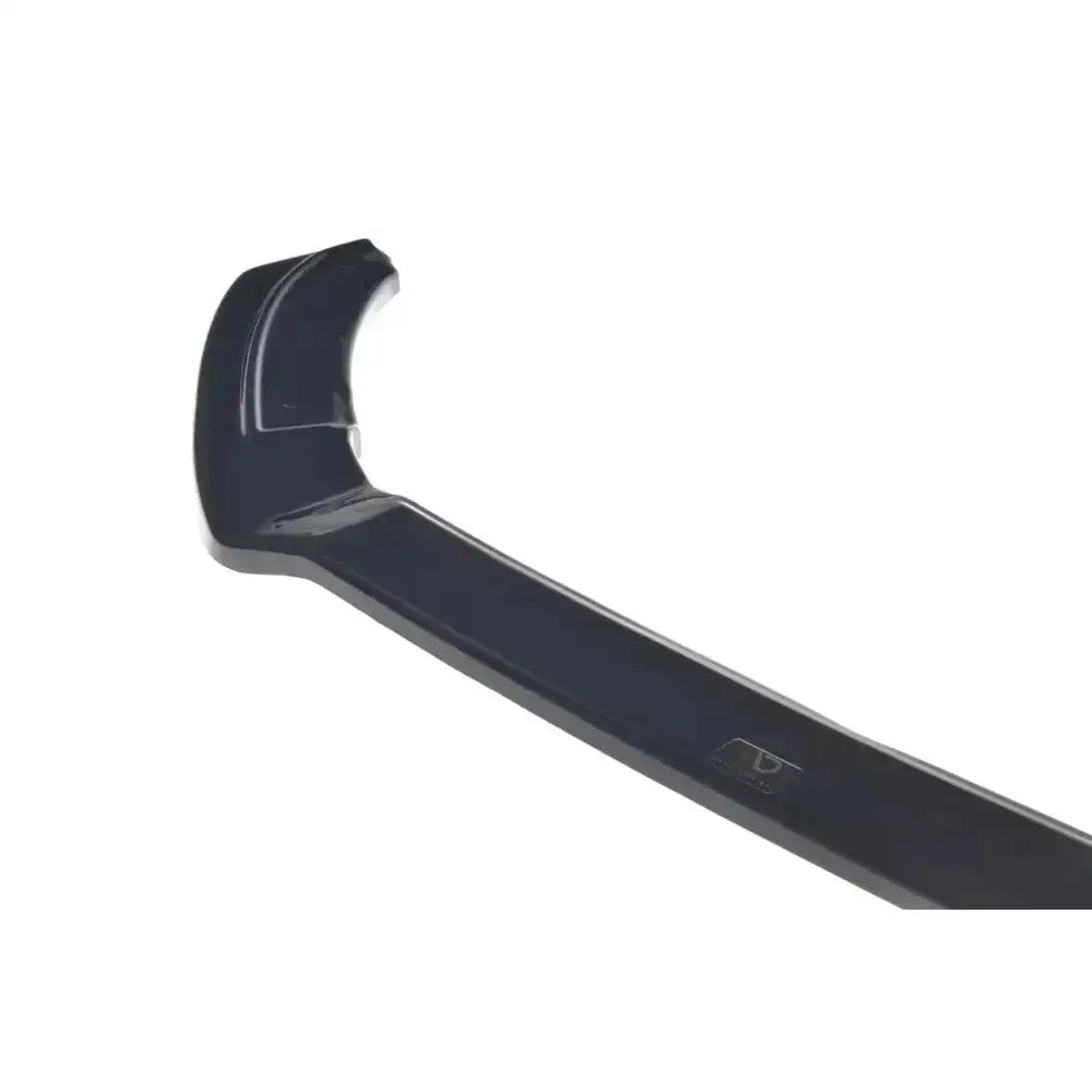 Frontleppe til Skoda Scala V.2 i sort plast, nærbilde av hjørne med blank overflate og liten logo.