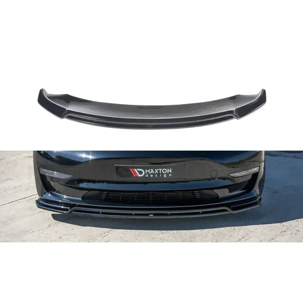 Frontspoiler til Tesla Model 3 V.2, blank svart plast med Maxton-logo, sett montert forfra på bilen.