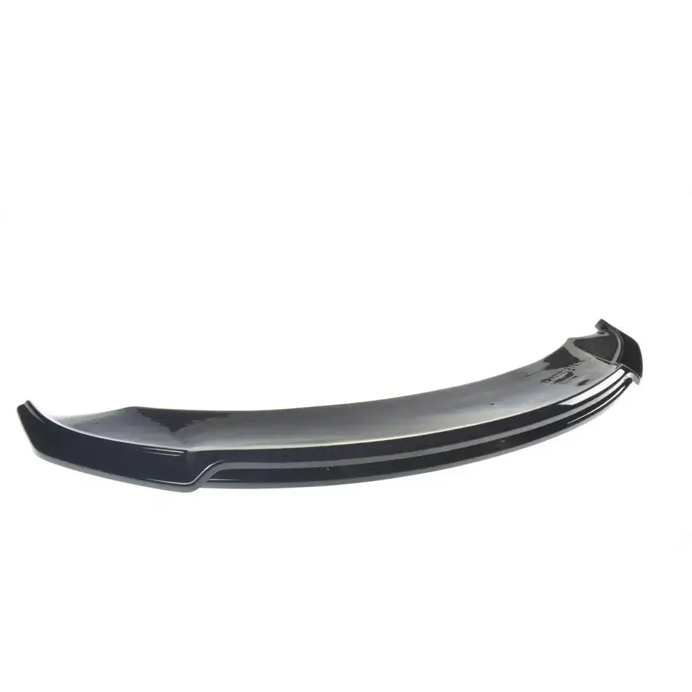 Frontspoiler til Tesla Model 3 V.2 i sort, glanset finish sett skrått ovenfra mot hvit bakgrunn.