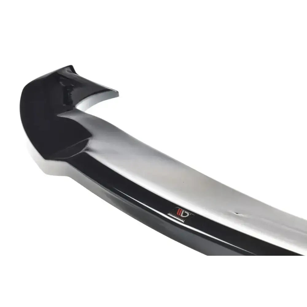 Frontspoiler Tesla Model X V.2 i sort, glanset hardplast med produsentlogo, sett skrått ovenfra.