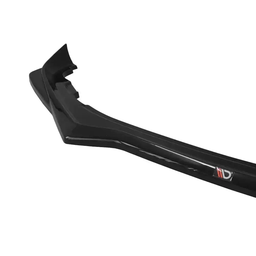 Front lip på Toyota GT86 Facelift V.2, sort blank spoiler med logo i rødt og hvitt, skrå vinkel.