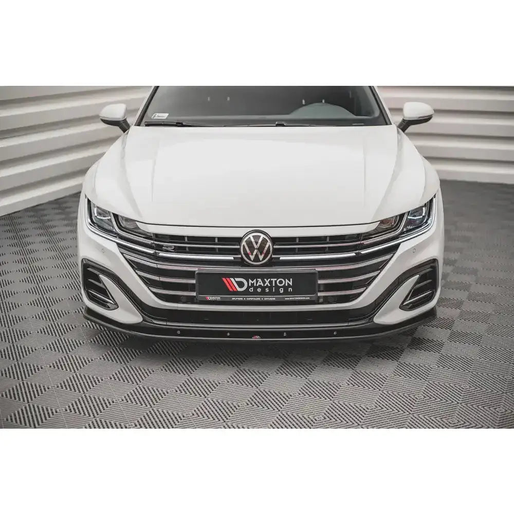 Frontspoiler på Volkswagen Arteon R-Line Facelift med kromgrill og Maxton Design-logo, sett forfra.