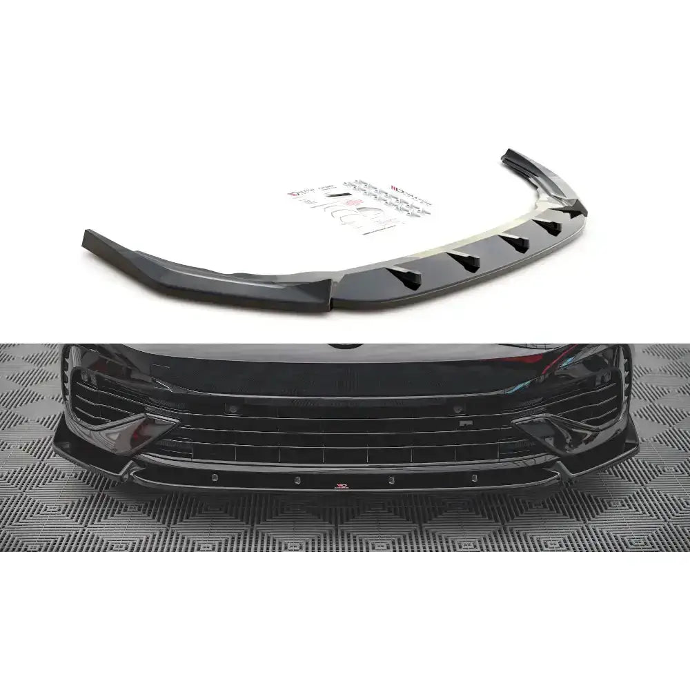 Frontspoiler Volkswagen Golf R Mk8 V.2 i sort blank plast med markerte kanter, sett ovenfra og montert foran.