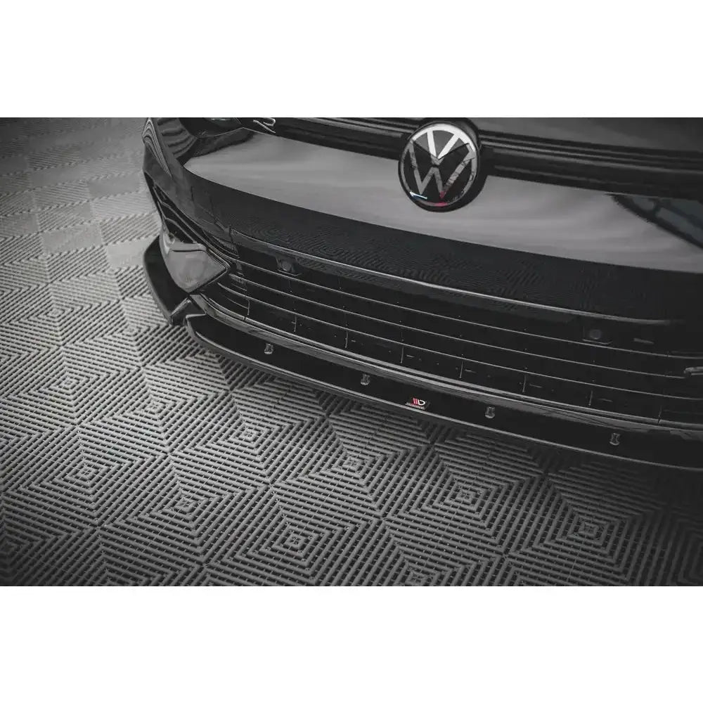 Front splitter på Volkswagen Golf R Mk8 V.2 i sort høyglans fra skrå vinkel, synlig logo og lav front.