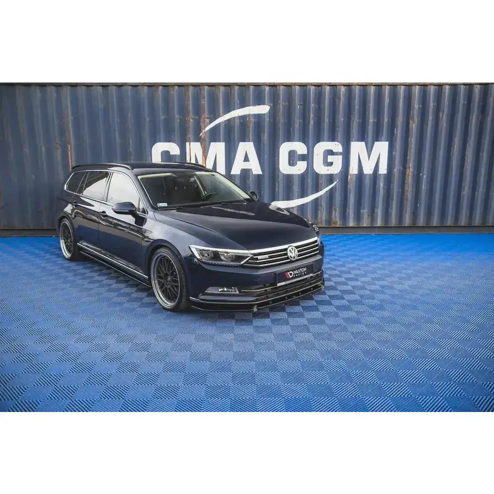 Frontleppe på Volkswagen Passat B8 V.2 montert på mørkeblå stasjonsvogn med svarte felger.