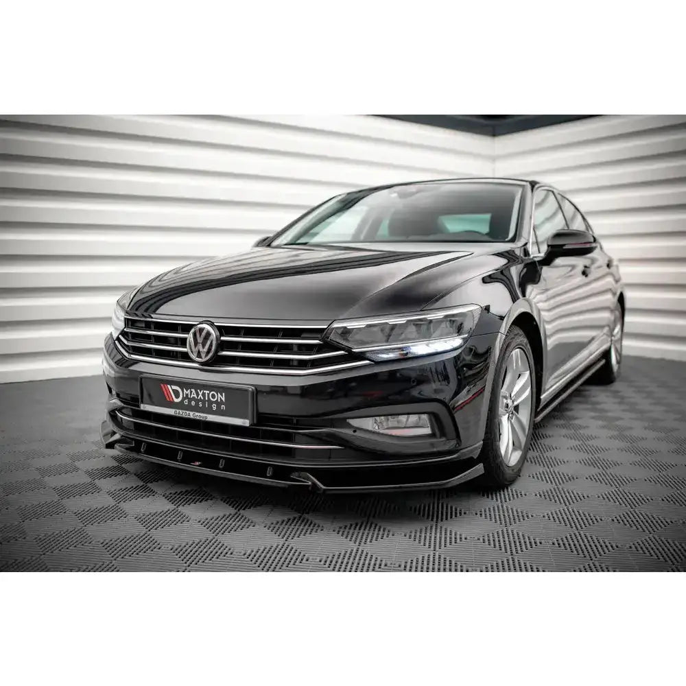 Front splitter på Volkswagen Passat B8 Facelift med kromgrill og LED-frontlykter foran lyst veggpanel.