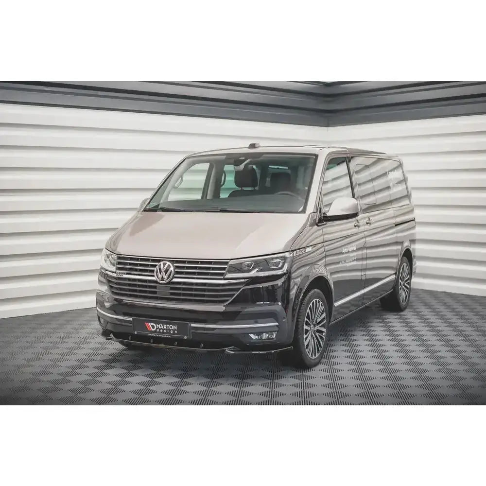 Frontleppe på Volkswagen T6 Facelift 19- V.2 sett fra venstre forhjørne med kromdetaljer og LED-lykter.