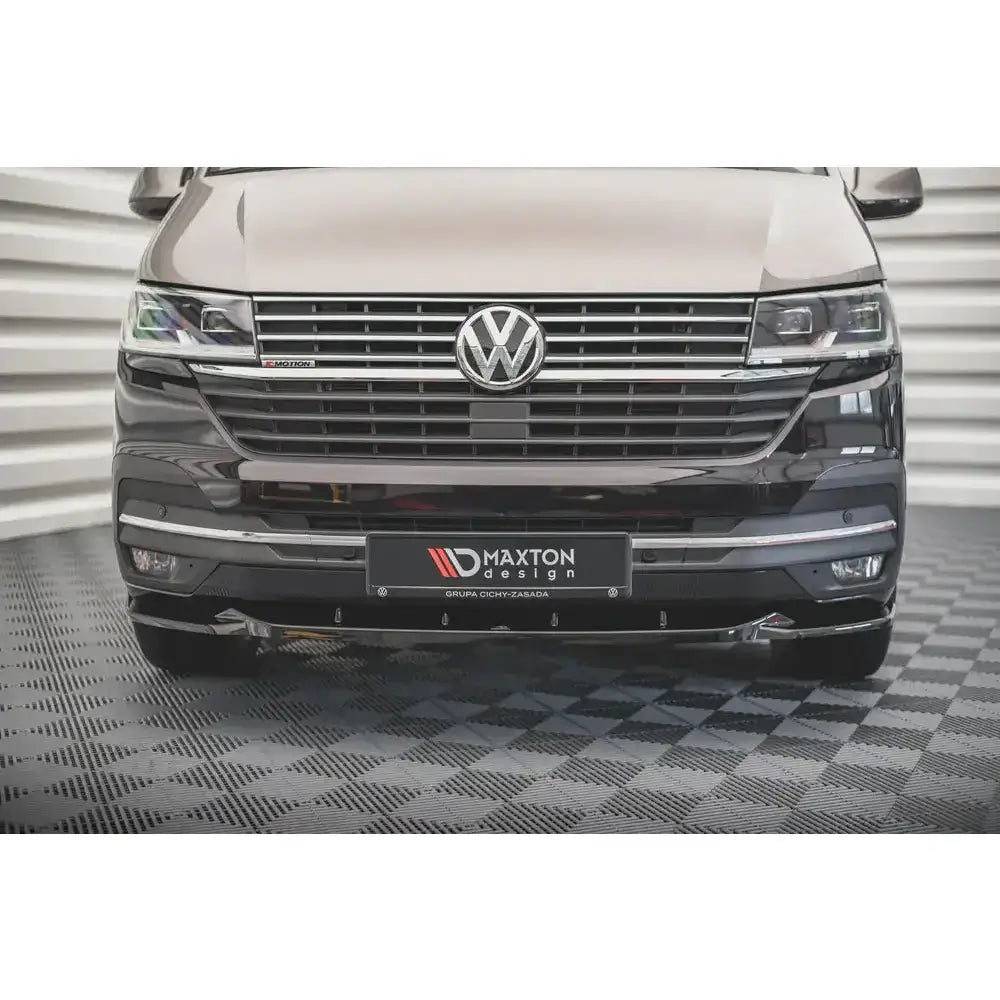 Spoiler til Volkswagen T6 Facelift V.2, sett forfra med krom grill og Maxton Design-skilt.