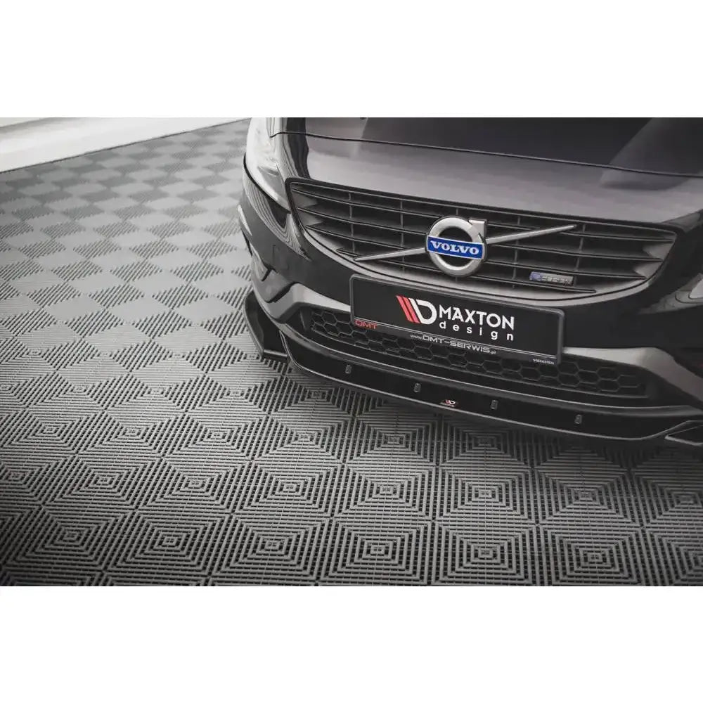 Spoiler til Volvo S60 R-Design Mk2 V.2 14-18 montert foran på sort bil med synlig frontgrill.