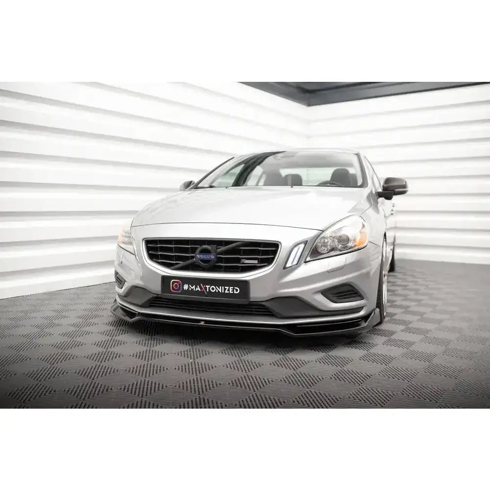 Front splitter på Volvo S60 R-Design Mk2 V.2, sort frontleppe montert under støtfanger i lyst rom.